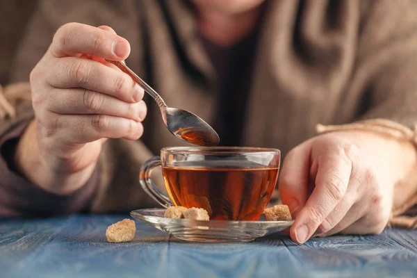 Erkek elinde cam fincan sıcak çay — Stok fotoğraf