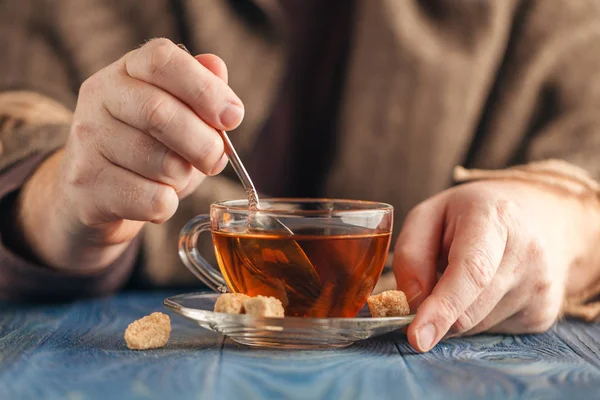 Dunking forró tea cukor — Stock Fotó