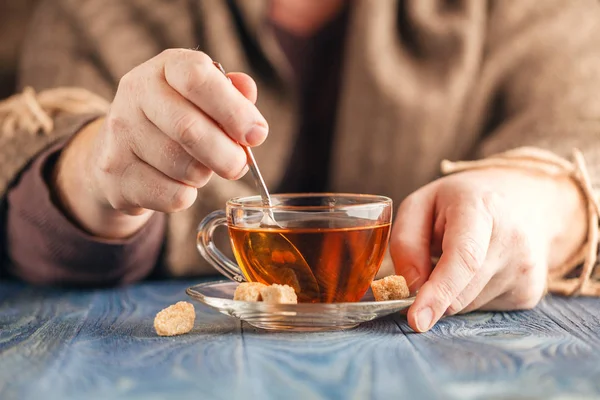 Férfi hold csésze forró teát — Stock Fotó