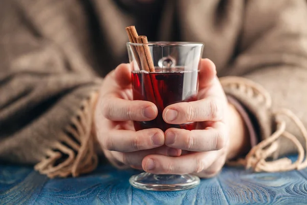 Warme alcohol drinken, glühwein met kruiden in mannenhand — Stockfoto