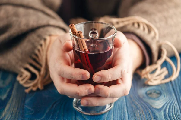 Tempo invernale caldo speziato vino rosso in tazza di vetro — Foto Stock