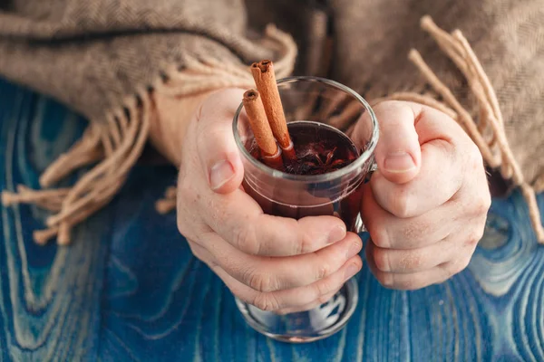 Bevanda alcolica calda, vin brulé con spezie in mano maschile — Foto Stock