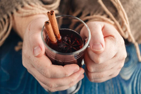 Concetto a freddo. Vino speziato caldo in mano — Foto Stock