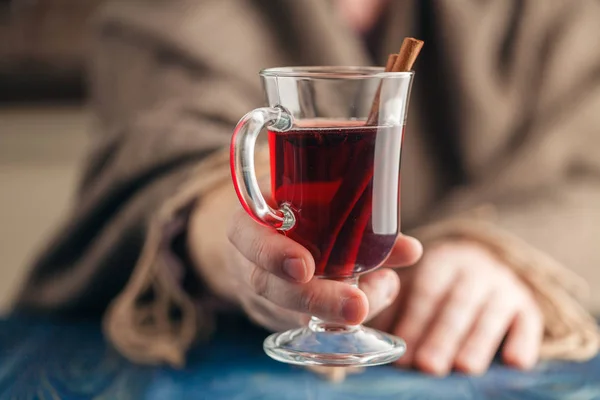 Vino speziato caldo fatto in casa in mano, vin brulè — Foto Stock