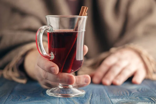 Concetto a freddo. Vino speziato caldo in mano — Foto Stock