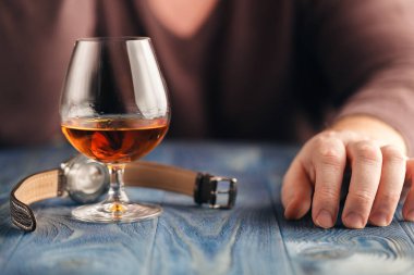 Adam alkol cam rahatlatıcı, viski için kötüye