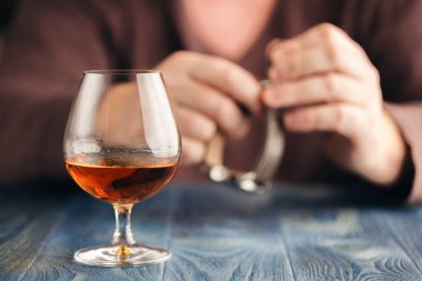 Yalnız adam içki alkol mutfak, alkolizm bağımlılığı