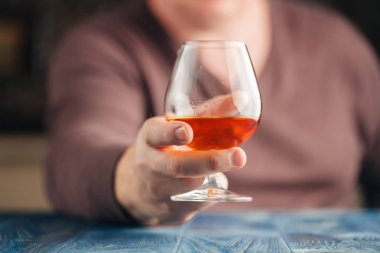 Adam içki malt viski, rahatla zaman