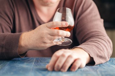 Adam içki malt viski, rahatla zaman