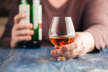 Adam sakin ol alkol ile zor işten sonra