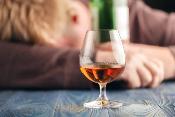 Homme abusant d'alcool pour se détendre, whisky dans le verre — Photo