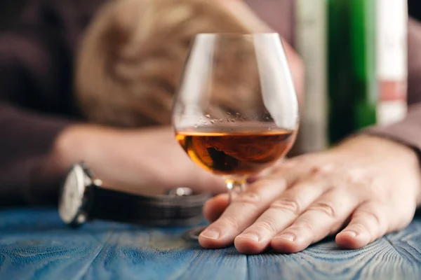 Problema do alcoolismo, homem parar de beber mais — Fotografia de Stock