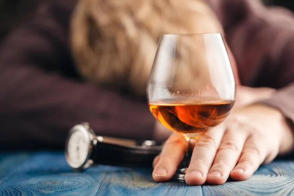 Afer alkoholowych człowiek snu pić więcej whisky — Zdjęcie stockowe