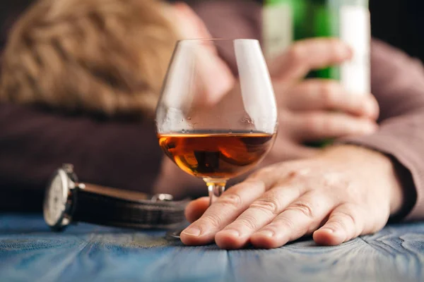 Hombre alcohólico dormir afer beber más whisky — Foto de Stock