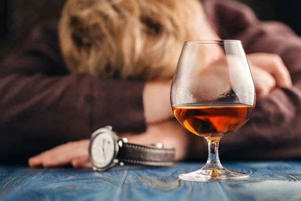 Hombre bebiendo whisky de malta en tiempo de relax — Foto de Stock