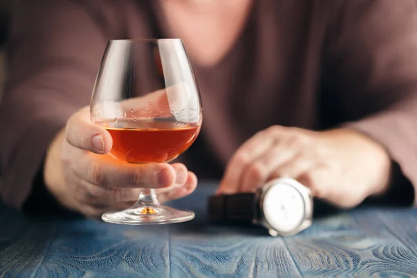 Nadużywanie alkoholu, człowiek samodzielnie pić whisky dla relaksu — Zdjęcie stockowe