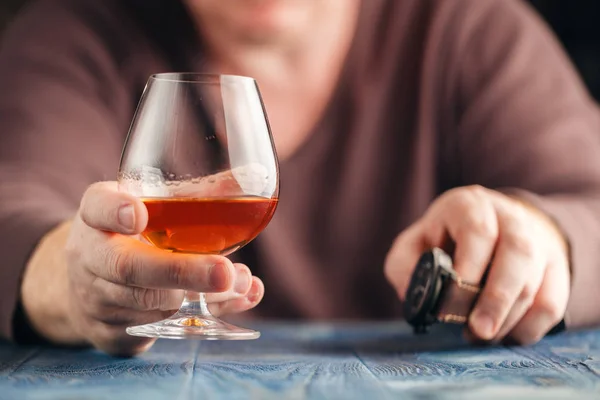 Nadużywanie alkoholu, człowiek samodzielnie pić whisky dla relaksu — Zdjęcie stockowe