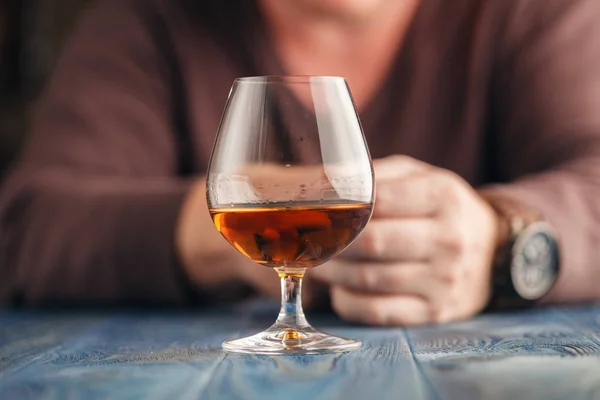 Magányos ember igyon alkoholt, a konyha, alkoholizmus visszaélés — Stock Fotó
