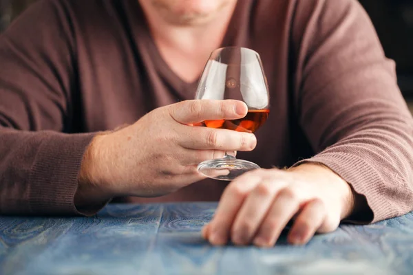 Hombre relajarse con el alcohol después del trabajo duro — Foto de Stock