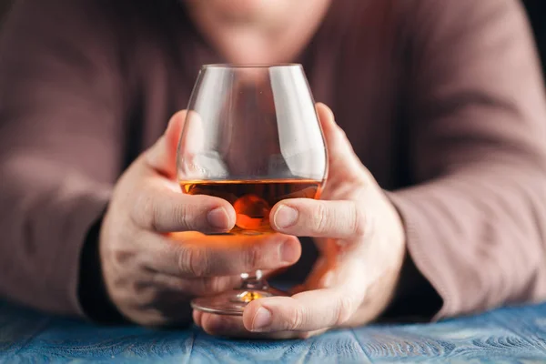 Ember visszaél alkohol nyugtató, üveg whisky — Stock Fotó