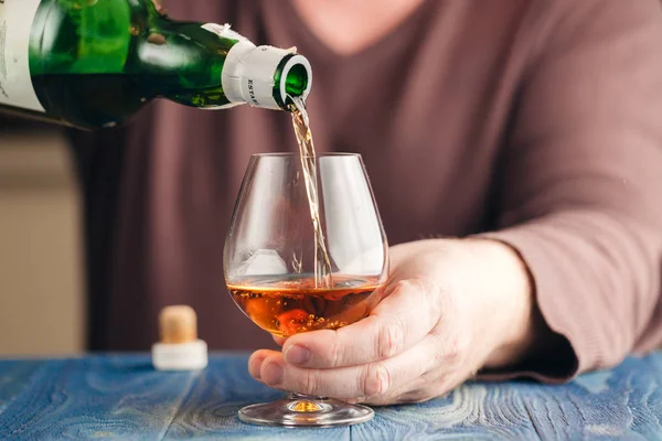 Człowiek, nadużywa alkoholu, relaksujący, whisky w szkle — Zdjęcie stockowe