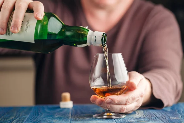 Homme buvant du whisky de malt en temps de détente — Photo