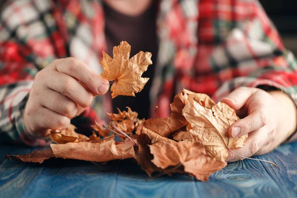 Erkek el ile oynarken yaprakları kuru 