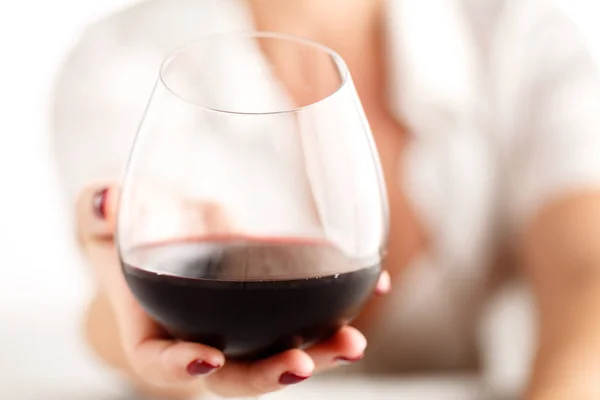 Женщина пьет алкоголь, бокал красного вина в руке — стоковое фото