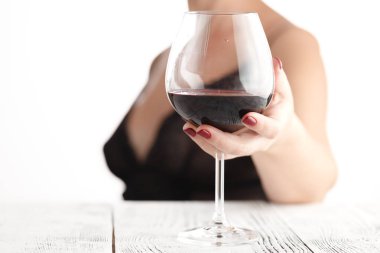 Sıcak ekose kitap ve sütlü sıcak çay ile akşam düşmek