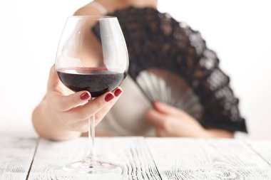 Sıcak ekose kitap ve sütlü sıcak çay ile akşam düşmek