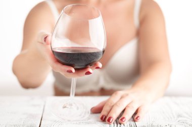 Sıcak ekose kitap ve sütlü sıcak çay ile akşam düşmek