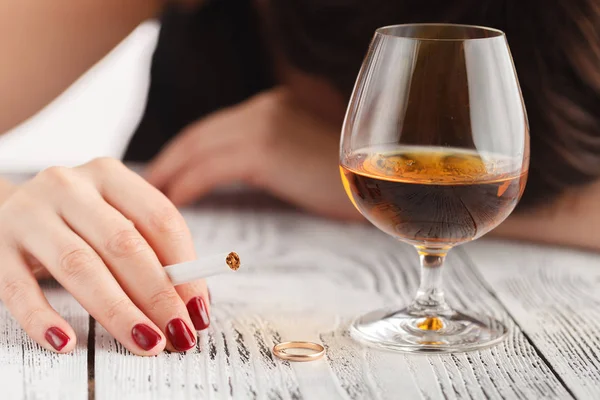 Dantel iç çamaşırı bardak viski ile sarhoş kadın