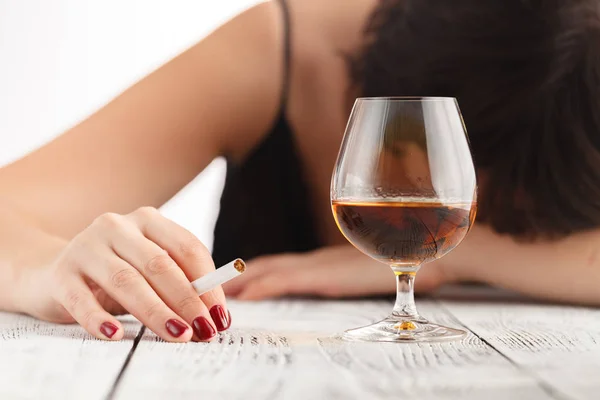 L'alcoolisme féminin est un problème social. La consommation féminine de whisky est la cause du stress nerveux — Photo