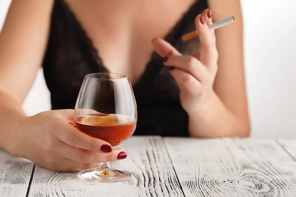 L'alcoolisme féminin est un problème social. La consommation féminine de whisky est la cause du stress nerveux — Photo