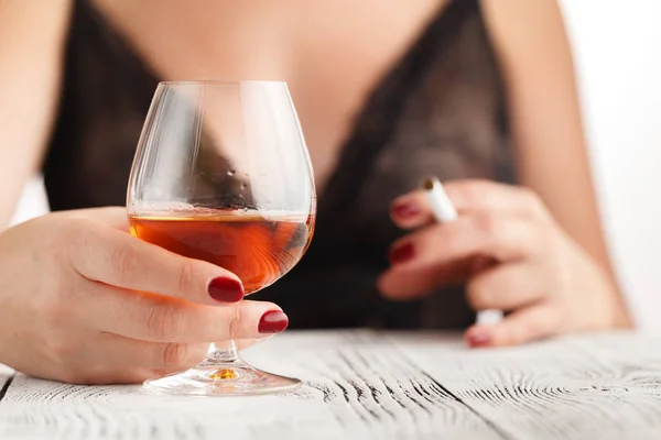 Femme ivre en dentelle sous-vêtements avec verre de whisky — Photo