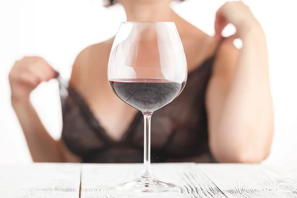 Frau mit Glas Rotwein flirtet mit ihm — Stockfoto