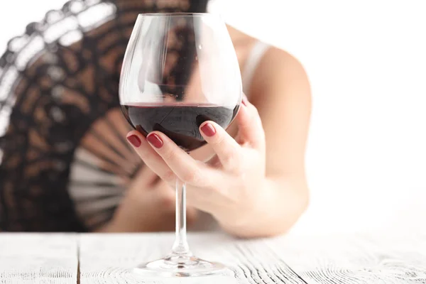 Mujer con copa de vino tinto coqueteando con él —  Fotos de Stock