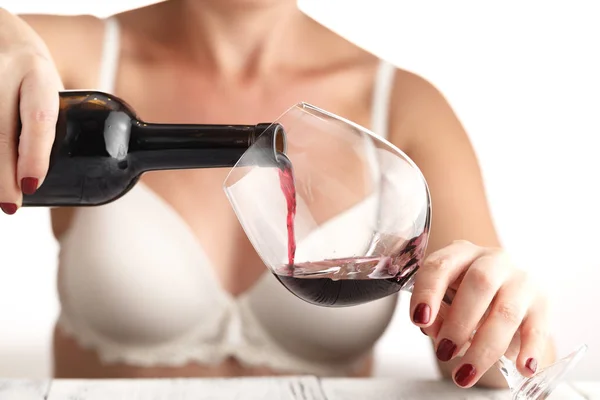 Mujer prueba beneficio de vino tinto natural —  Fotos de Stock