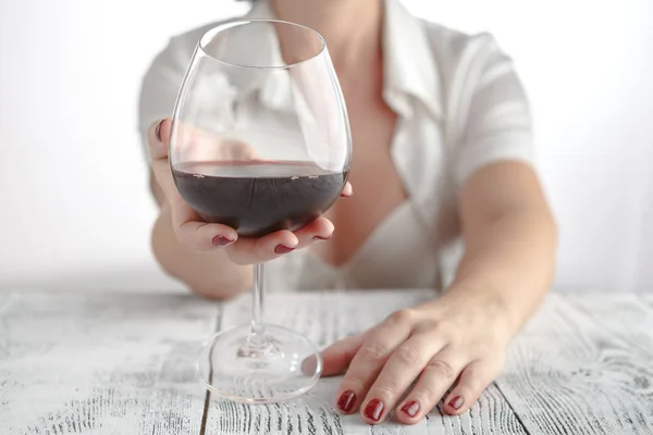 Mujer probando cuál es el uso del vino tinto —  Fotos de Stock