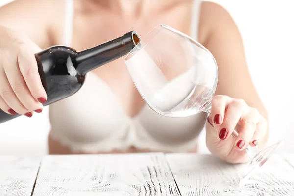 Vrouw met nail manicure drink rode wijn uit glas — Stockfoto