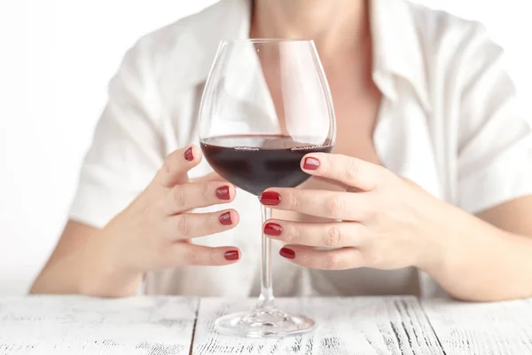 Femme testant quelle est l'utilisation du vin rouge — Photo