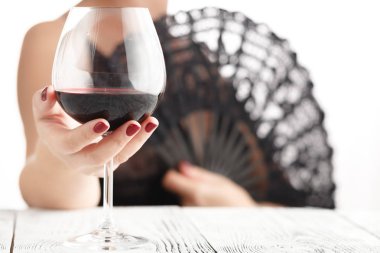 güzel bir kadın kırmızı şarap bir kanepeye siting içme