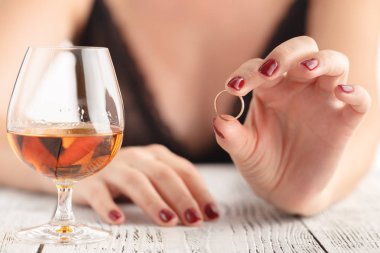 Boşanmaktan ve alyansı alarak kadın