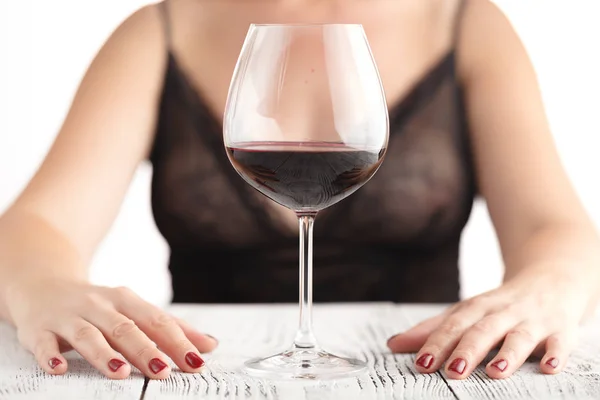 Mujer con copa de vino tinto sobre fondo claro —  Fotos de Stock