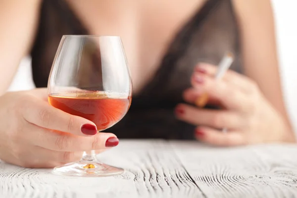 Femme buvant de l'alcool sur fond blanc. Focus sur le verre à vin — Photo
