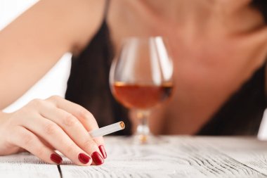 kırmızı şarap cam tuvalet içme israf ve depresif alkollü kadın