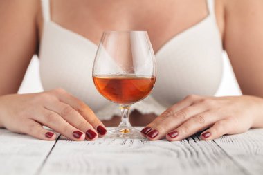 Konyak olan güzel kadın