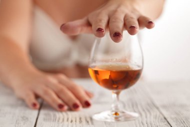 El cam alkollü içecek ile reddetme