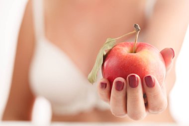 Elinde kırmızı elma