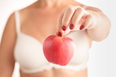 Elinde kırmızı elma